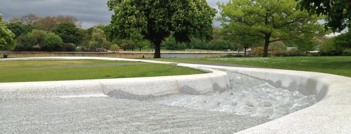 Diana Princess of Wales Memorial Fountain is one of Tempat yang Disukai Chris.
