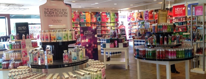 Bath & Body Works is one of Tempat yang Disukai KENDRICK.