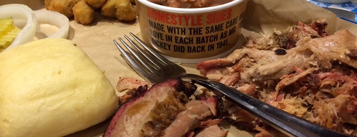 Dickey's Barbecue Pit is one of Lugares favoritos de Tyler.