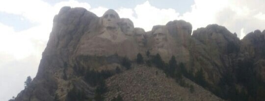 Mount Rushmore National Memorial is one of สถานที่ที่ Chad ถูกใจ.
