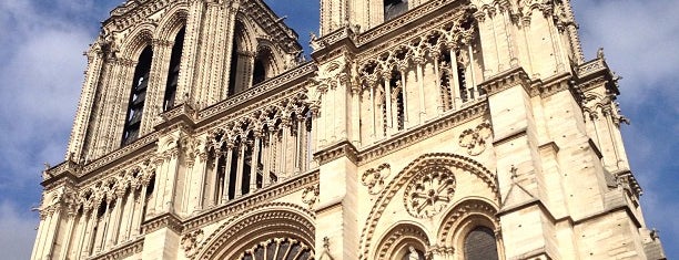 Kathedrale Notre-Dame de Paris is one of Igrejas/Santuários.