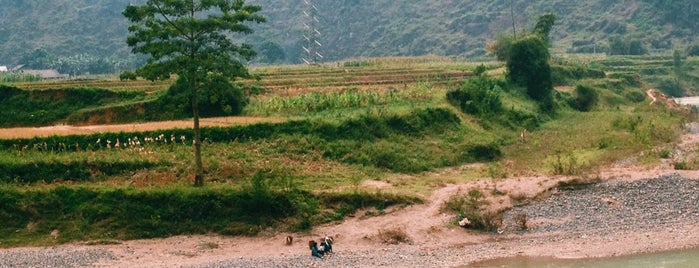 Cán Tỷ is one of Dong Van Karst Plateau Geopark Place I visited.