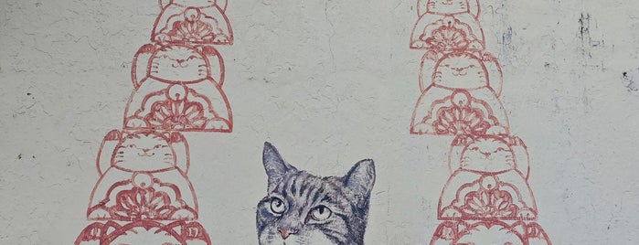 Penang Street Art : Love Me Like Your Fortune Cat is one of Palau Penang (Malaysia).