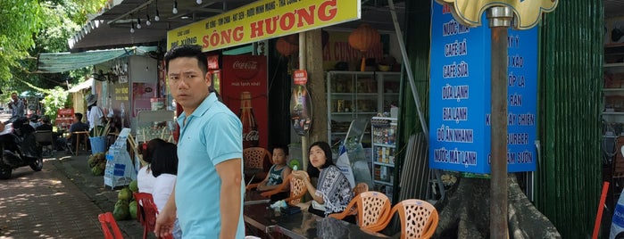 Tạp Hoá Giải Khát Sông Hương Hello Ngã 3 Lê Trực Đoàn Thị Điểm is one of Hue Streetfood I visited.