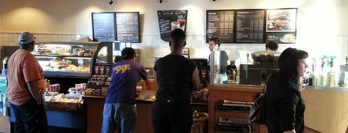 Starbucks is one of Orte, die Zoe gefallen.