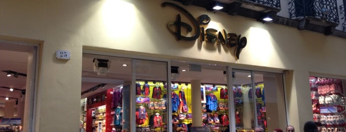 Disney Store is one of สถานที่ที่ Thomas ถูกใจ.