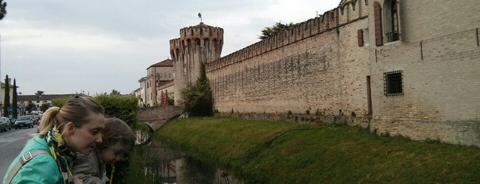Castello Di Roncade is one of Lugares favoritos de Invasioni Digitali.