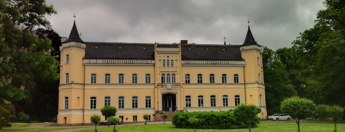 Schloss Kröchlendorff is one of สถานที่ที่บันทึกไว้ของ Architekt Robert Viktor Scholz.