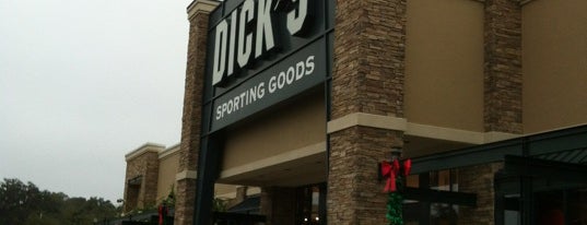 DICK'S Sporting Goods is one of สถานที่ที่ Deborah ถูกใจ.