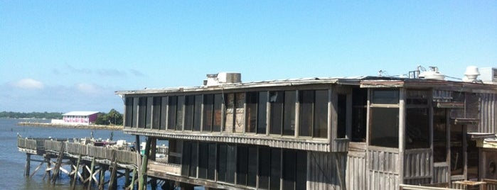 Cedar Key Pier is one of Orte, die Fatih gefallen.