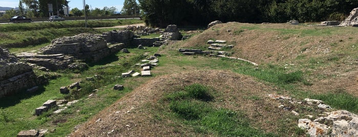 Solin amphitheatre ruins is one of Lugares favoritos de Rebecca.