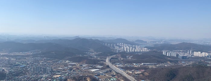 수리산 수암봉 is one of South Korea's mountains.