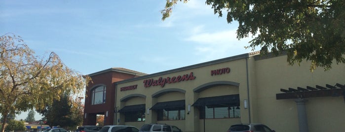 Walgreens is one of Lugares favoritos de Chris.