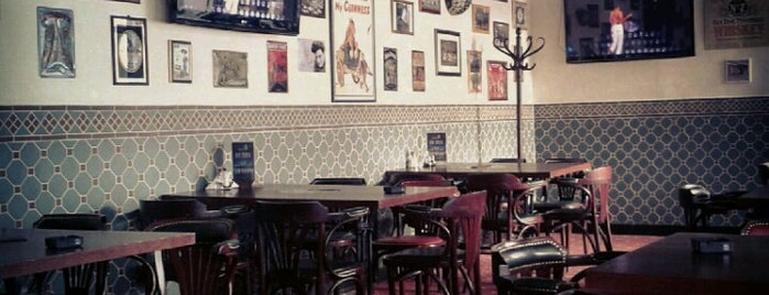 Harat's Pub is one of Tempat yang Disukai Andrew.