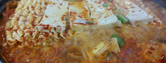 옛날김치돼지찌개 is one of Lugares guardados de Chang.