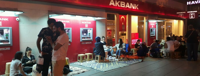 Akbank is one of สถานที่ที่ Orhan ถูกใจ.