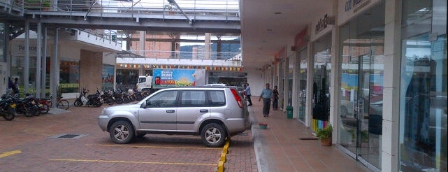 Centro comercial el hobo is one of Locais curtidos por Raúl.