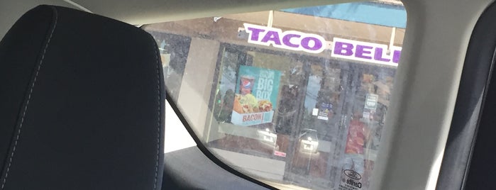 Taco Bell is one of Lugares favoritos de Chris.