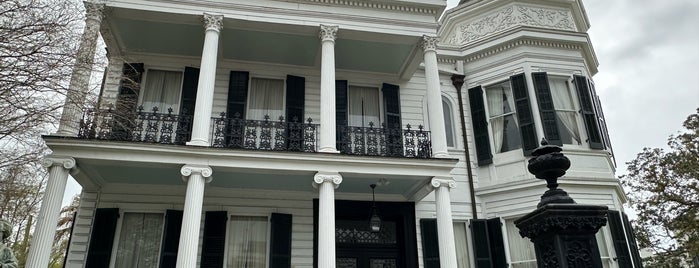 Garden District Walking Tour is one of New Orleans Spooky Fun.