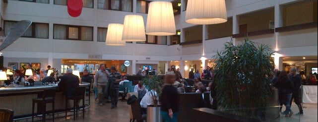 Hilton London Gatwick Airport is one of Ayşem'in Beğendiği Mekanlar.