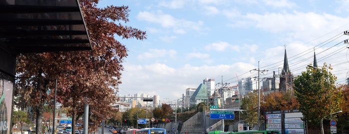 연세대학교(중) (13-013) is one of 서울시내 버스정류소.