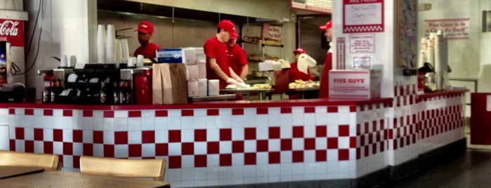 Five Guys is one of สถานที่ที่ Jen ถูกใจ.