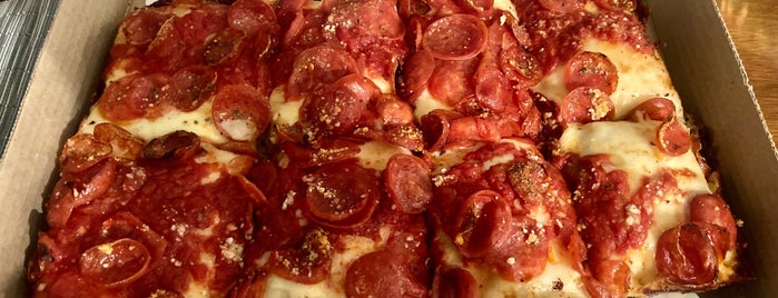 Ace's Pizza is one of Lugares favoritos de Selina.