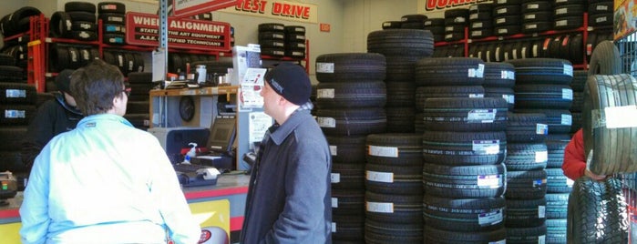 Town Fair Tire is one of Lugares favoritos de Tammy.
