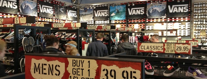 Vans is one of Lugares favoritos de Eve.