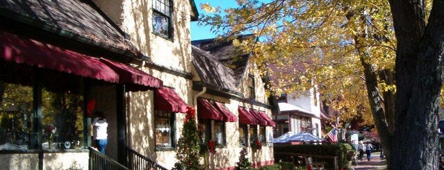 Village Wayside Bar & Grille is one of Locais salvos de G.