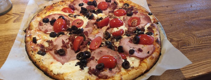 Blaze Pizza is one of Tempat yang Disukai Mark.