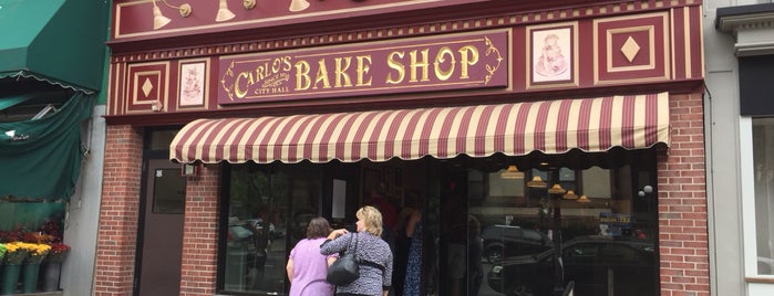 Carlo's Bake Shop is one of Locais curtidos por Eddie.