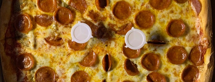 Phil & Son's Pizzeria is one of Posti che sono piaciuti a r.