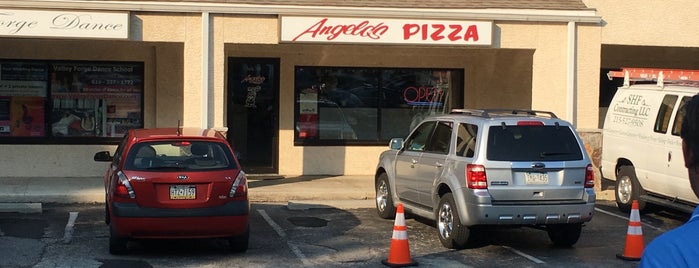 Angelo's Pizza is one of สถานที่ที่ Lee ถูกใจ.