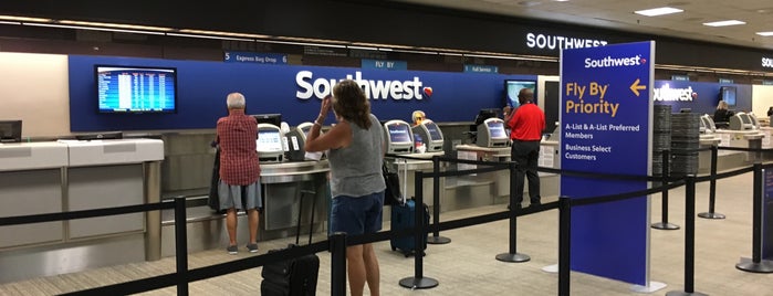 Southwest Ticket Counter is one of สถานที่ที่ Bev ถูกใจ.