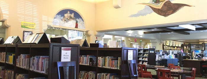 Burlingame Public Library is one of Lugares favoritos de Raymond.