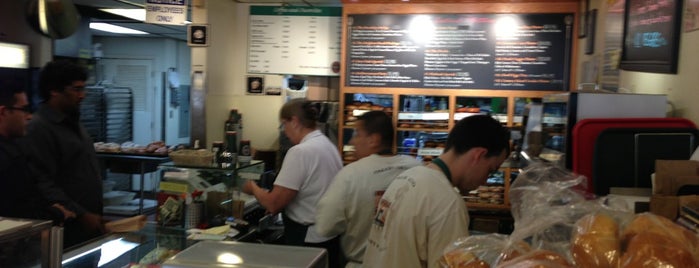 Izzy's Brooklyn Bagels is one of Lugares favoritos de Justin.