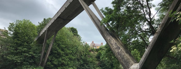 Kingsgate Bridge is one of สถานที่ที่ Carl ถูกใจ.