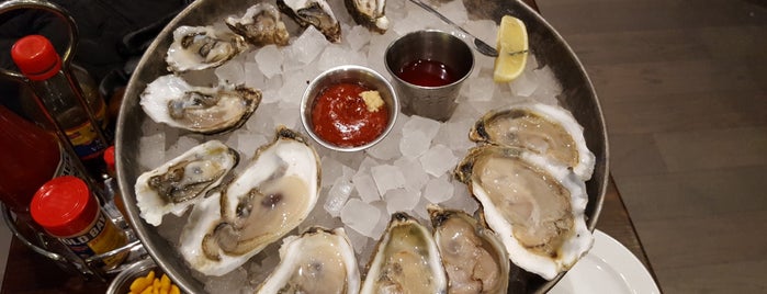 Hank's Oyster Bar is one of Johnさんの保存済みスポット.