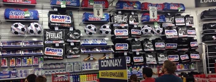 Sports Direct is one of Lugares favoritos de Andrejs.