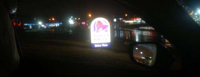 Taco Bell is one of สถานที่ที่ Ashley ถูกใจ.