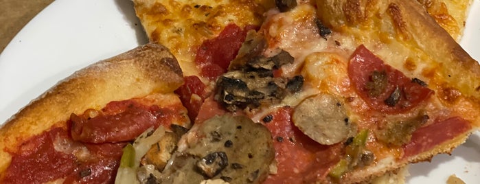 Pesaro’s Pizza is one of Tempat yang Disukai John.