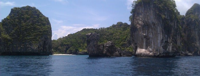 หมู่เกาะพีพี is one of Andaman Sea.