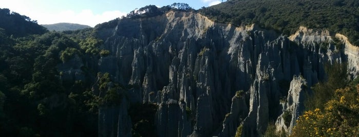 Dimholt Road is one of Lord of the Rings locations.