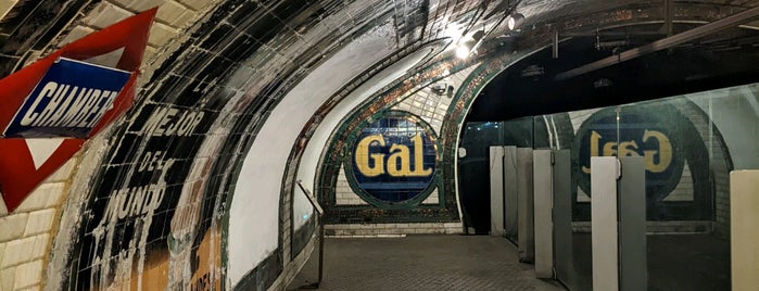 Metro Estación de Chamberí is one of popurrí madrid.