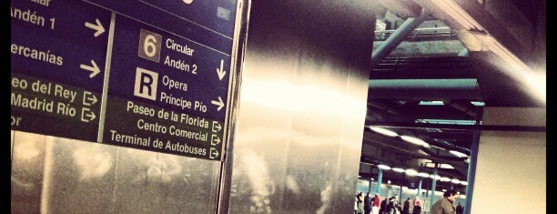 Metro Príncipe Pío is one of Angel : понравившиеся места.