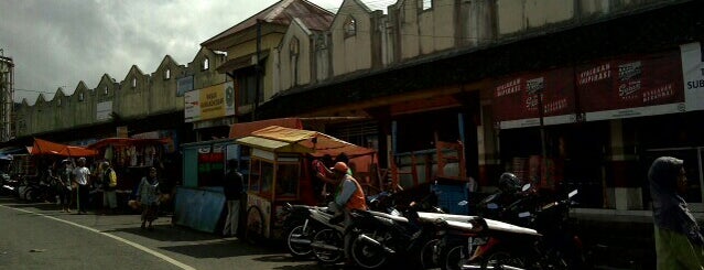 Pasar karangkobar is one of Tempat yang Disukai Hendra.