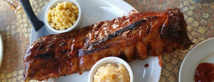 Red's Barbecue & Grillery is one of Locais curtidos por Michelle.