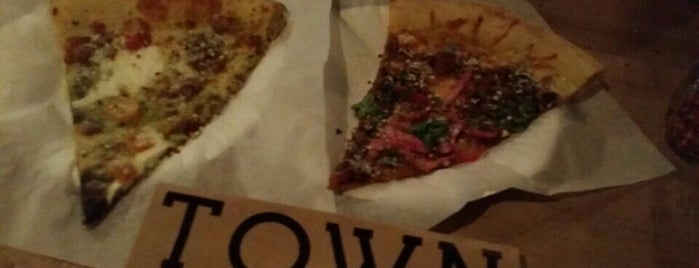 Town Pizza is one of Tempat yang Disukai Michelle.