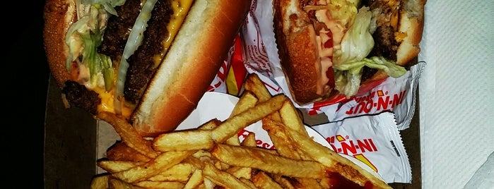 In-N-Out Burger is one of Locais curtidos por Michelle.
